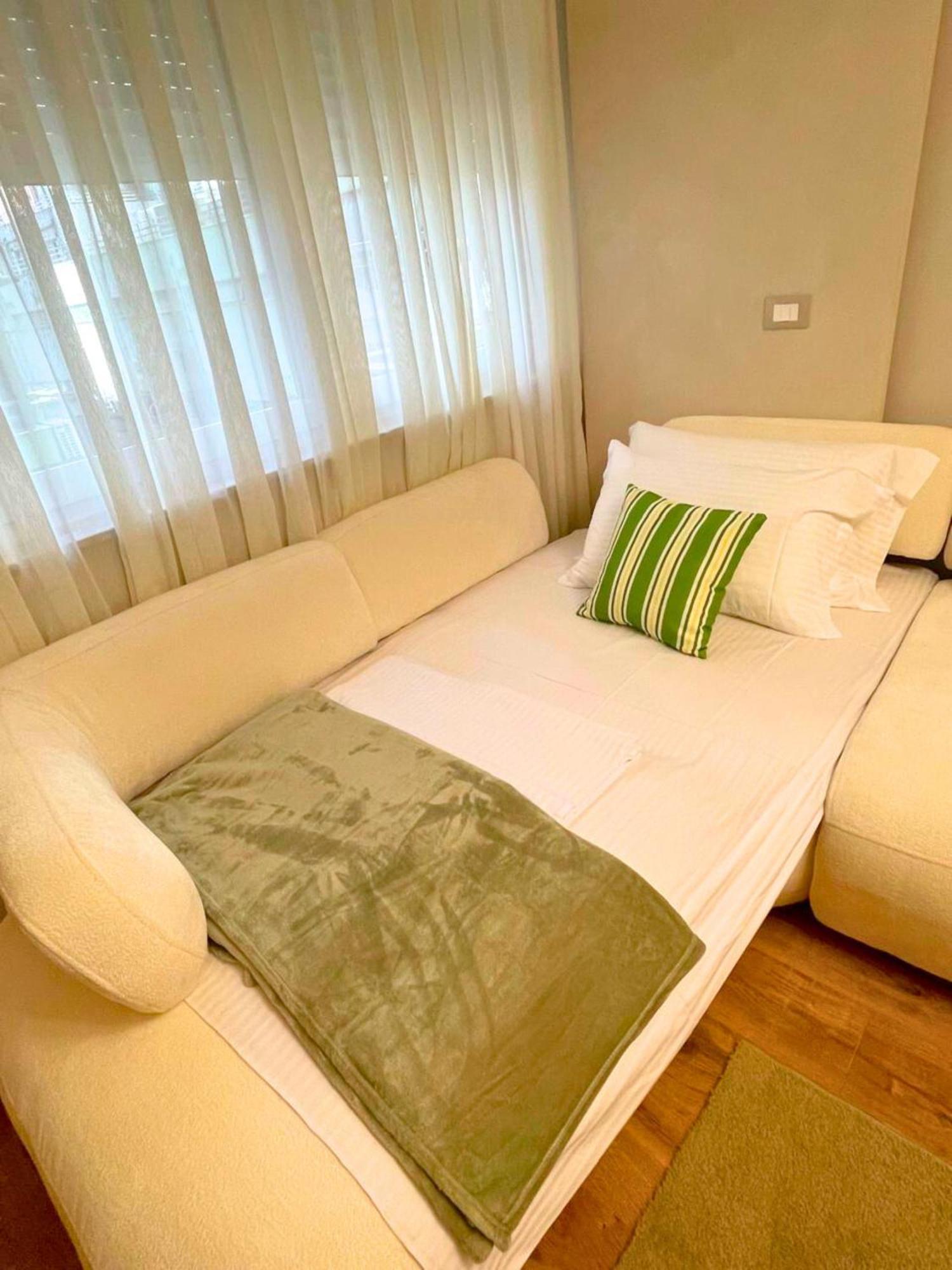 Zeta - Spacious 1br - The Block Area In